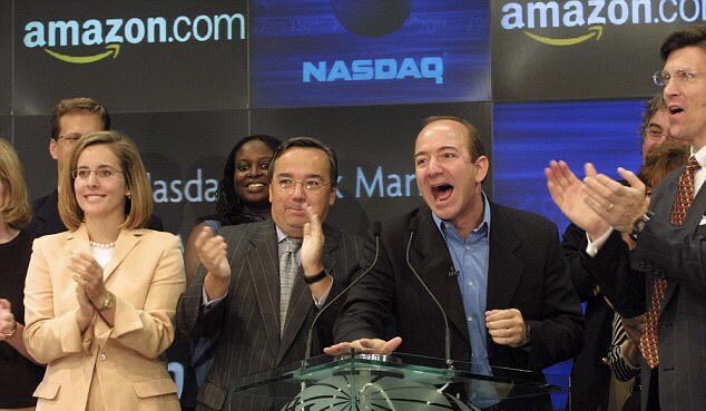 Jeff Bezos haciendo publico AMAZON