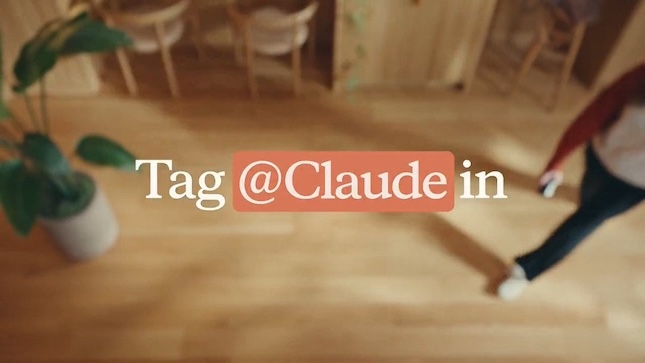 Imagen promocional de Claude con el mensaje «Tag @Claude in», que invita a mencionarlo para incorporarlo al trabajo.