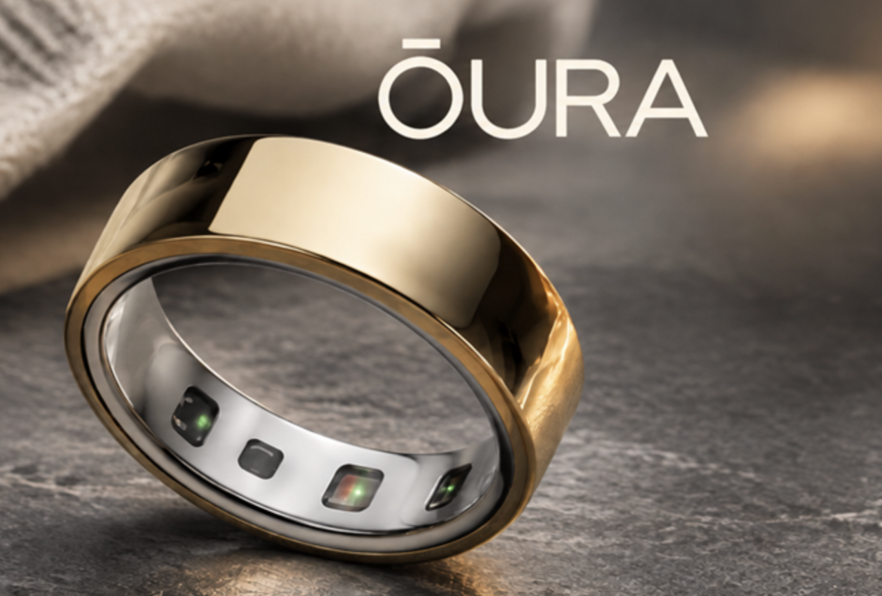 Anillo inteligente Oura de acabado dorado, junto al nombre de la marca.